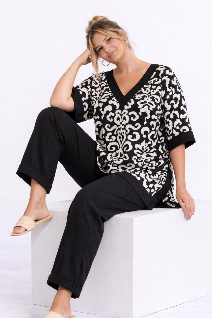 Γυναικεία Μπλούζα Black & White Tunic Τοπ με V-Λαιμόκοψη και Μαύρη Φάσα-Plus Size
